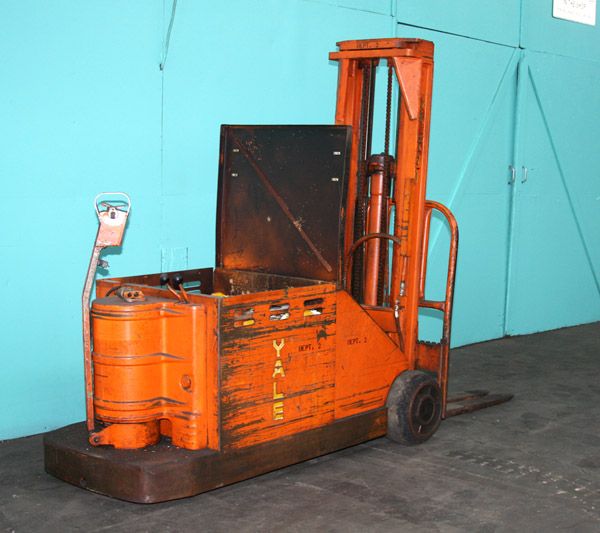 YALE FORKLIFT ELECTRIC LIFT TRUCK  4000 LBS #MC40T083  