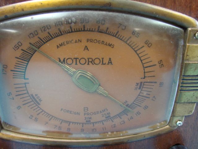   Tube Radio Motorola Model 5T 1 Art Deco AM/SW Wood Case Gold 65 Watts